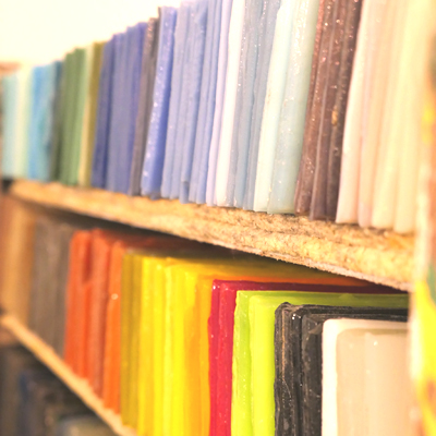 balade-art-nature-baie-de-somme-atelier-mosaïque-pate-de-verre-artisanale-couleur-galerie-d-art-agnes-bourdon-guide-nature-artiste-contemporain